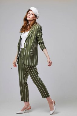 Moda elbisesi içinde zarif bir kadının moda portresi. Stüdyo çekimi.