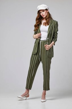 Moda elbisesi içinde zarif bir kadının moda portresi. Stüdyo çekimi.