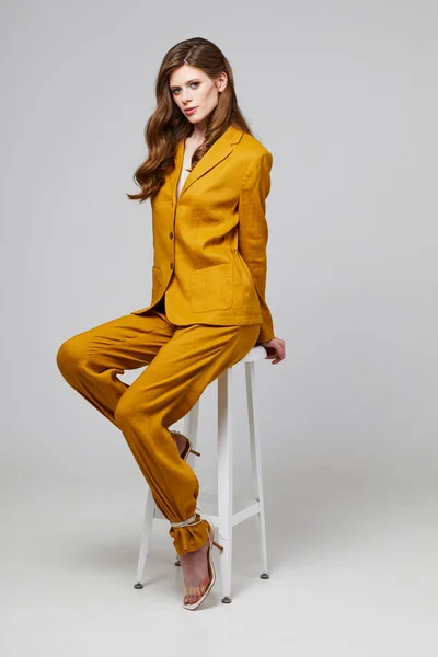 流行のリネンのスーツで若いエレガントな女性のファッションの肖像画 スタジオショット — ストック写真