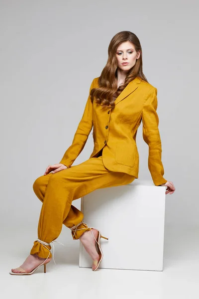 Modeportret Van Jonge Elegante Vrouw Trendy Linnen Pak Studioshoot — Stockfoto