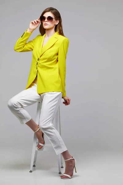 穿着时髦黄色夹克的年轻优雅女子的时装肖像 工作室拍摄 — 图库照片