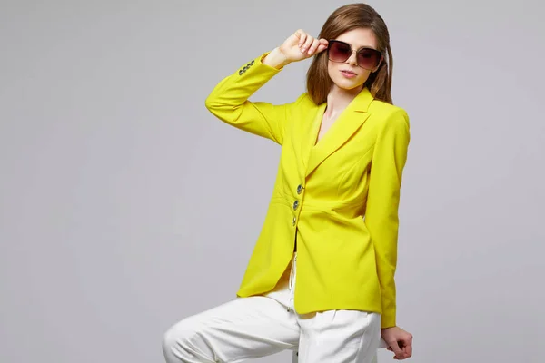 流行の黄色のジャケットで若いエレガントな女性のファッションの肖像画 スタジオショット — ストック写真