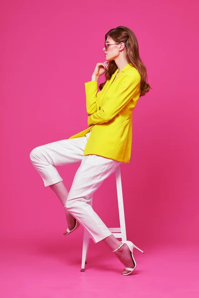 Mode Porträtt Ung Elegant Kvinna Trendig Gul Jacka Studioinspelning — Stockfoto
