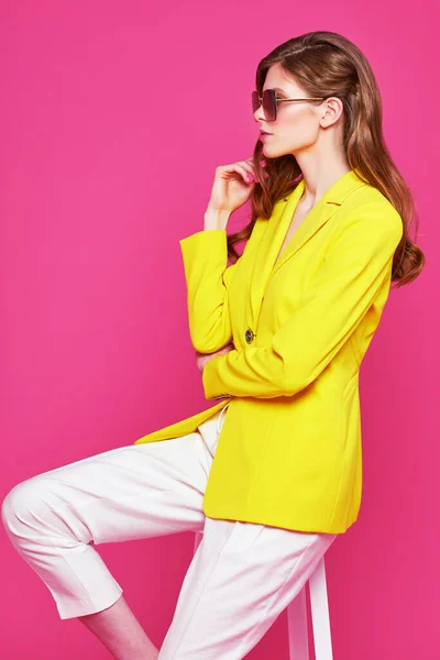 Portret Młodej Eleganckiej Kobiety Modnej Żółtej Kurtce Zdjęcia Studyjne — Zdjęcie stockowe