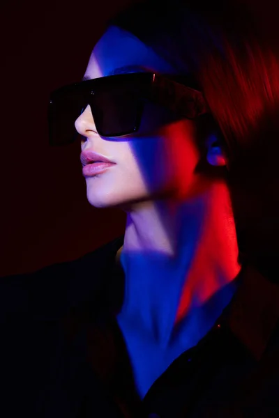 Moda Gözlüklü Zarif Bir Kadının Moda Portresi Neon Lambası Stüdyo — Stok fotoğraf