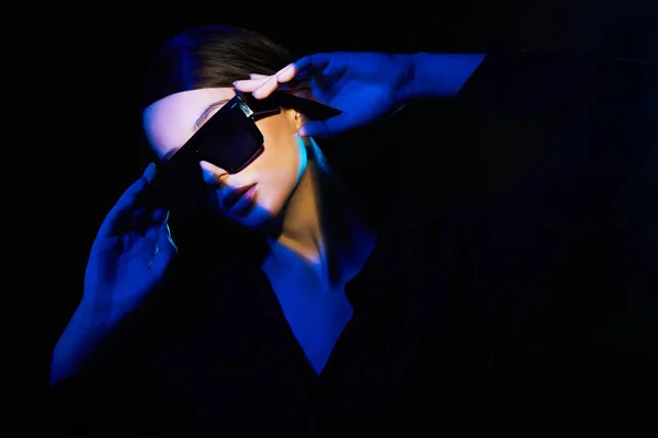 Moda Gözlüklü Zarif Bir Kadının Moda Portresi Neon Lambası Stüdyo — Stok fotoğraf