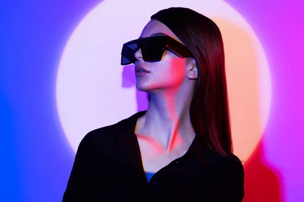 Portret Młodej Eleganckiej Kobiety Modnych Okularach Przeciwsłonecznych Neonowe Światło Ujęcie — Zdjęcie stockowe