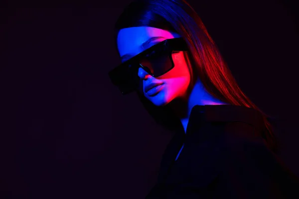 Retrato Moda Mujer Joven Elegante Gafas Sol Moda Luz Neón — Foto de Stock