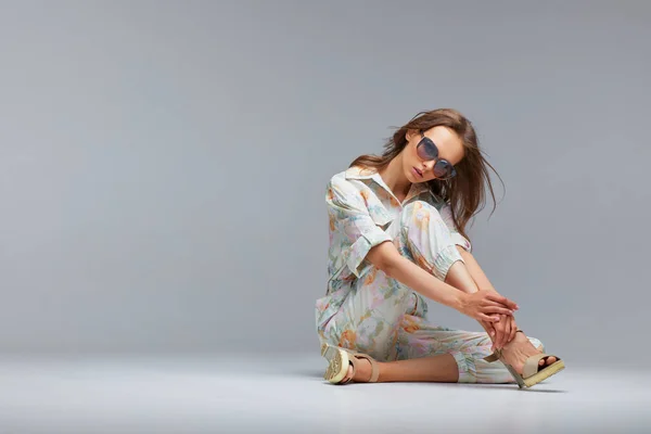 Retrato Moda Una Mujer Joven Elegante Con Monos Captura Estudio — Foto de Stock