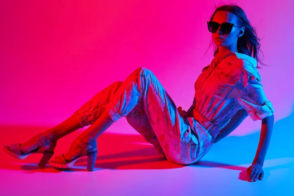 Potret Busana Wanita Muda Elegan Mengenakan Baju Kerja Cahaya Neon — Stok Foto
