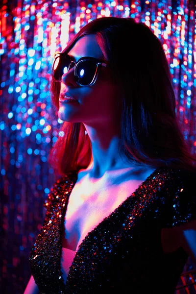 Güneş Gözlüklü Zarif Genç Bayanın Moda Portresi Neon Işığı Renkli — Stok fotoğraf