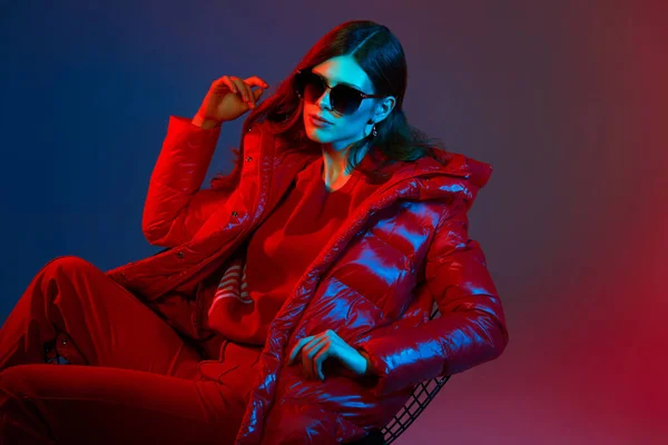 Модный Портрет Элегантной Модной Женщины Красной Куртке Неоновый Свет Солнечные — стоковое фото