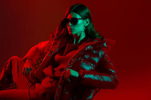 Kırmızı Ceketli Zarif Trend Bayanın Moda Portresi Neon Işığı Güneş — Stok fotoğraf