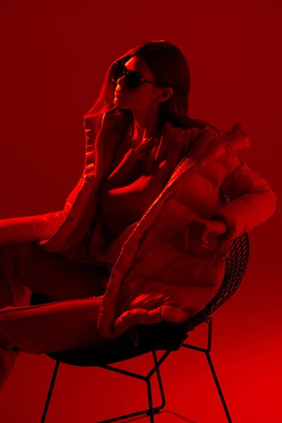 Retrato Moda Mujer Elegante Moda Chaqueta Roja Luz Neón Gafas — Foto de Stock