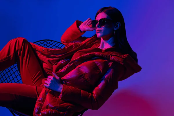 Модный Портрет Элегантной Модной Женщины Красной Куртке Неоновый Свет Солнечные — стоковое фото