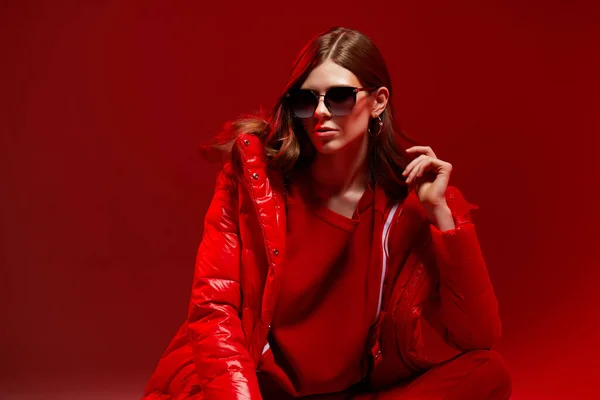 Retrato Moda Mujer Elegante Moda Chaqueta Roja Luz Neón Gafas — Foto de Stock