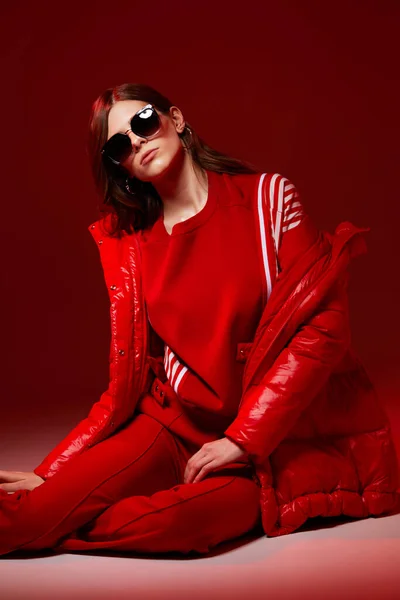 Retrato Moda Mujer Elegante Moda Chaqueta Roja Luz Neón Gafas — Foto de Stock