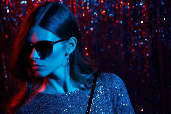 Potret Busana Wanita Trendi Elegan Muda Berkacamata Hitam Cahaya Neon — Stok Foto