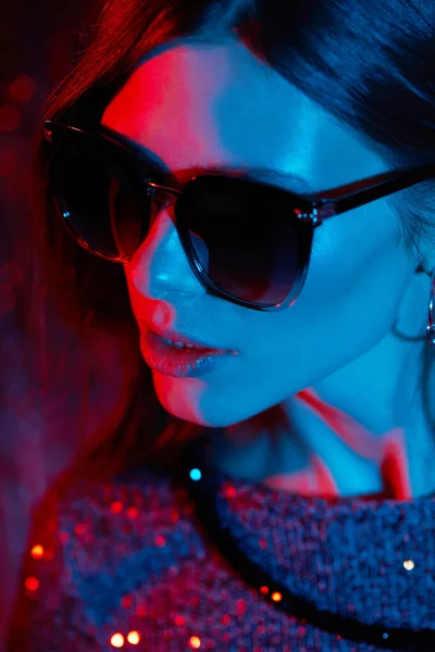 Ritratto Moda Giovane Elegante Donna Tendenza Occhiali Sole Luce Neon — Foto Stock