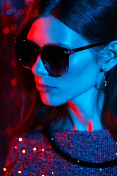Moda Portret Młodej Eleganckiej Kobiety Okularach Przeciwsłonecznych Neonowe Światło Kolorowe — Zdjęcie stockowe