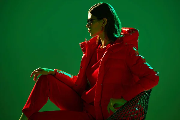 Retrato Moda Mujer Elegante Moda Chaqueta Roja Luz Neón Gafas — Foto de Stock