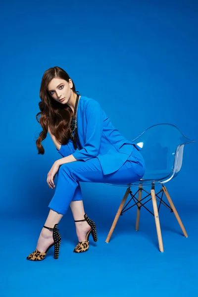 Retrato Alta Moda Mujer Joven Elegante Blusa Azul Pantalones Azules — Foto de Stock