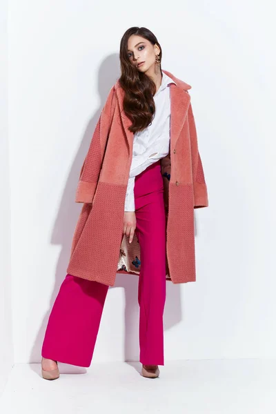 Высокая Мода Портрет Молодой Элегантной Женщины Коралловое Пальто Пурпурные Брюки — стоковое фото