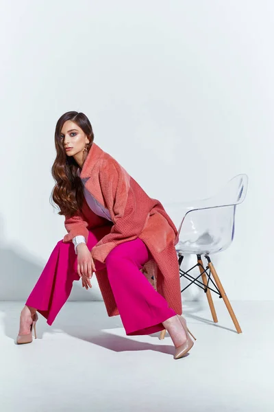 Wysoka Moda Portret Młodej Eleganckiej Kobiety Płaszcz Koralowy Spodnie Magenta — Zdjęcie stockowe