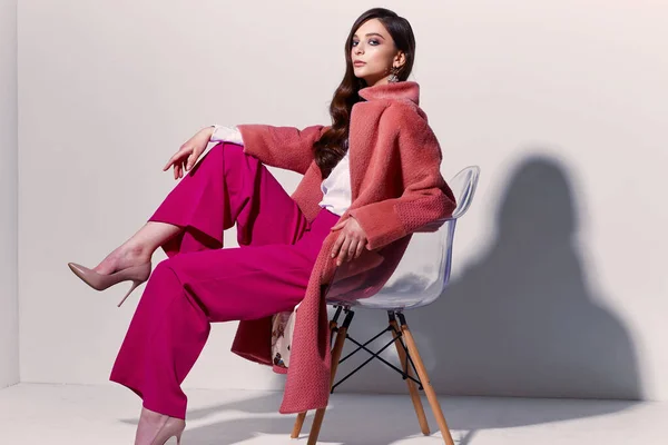 Retrato Alta Moda Mujer Joven Elegante Abrigo Coral Pantalones Magenta — Foto de Stock