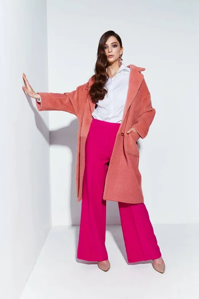 Retrato Alta Moda Mujer Joven Elegante Abrigo Coral Pantalones Magenta — Foto de Stock