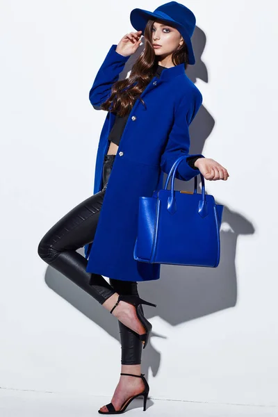 Högt Mode Porträtt Ung Elegant Kvinna Blå Rock Hatt Väska — Stockfoto