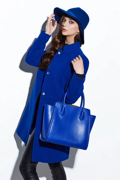 Wysoka Moda Portret Młodej Eleganckiej Kobiety Niebieski Płaszcz Kapelusz Torba — Zdjęcie stockowe