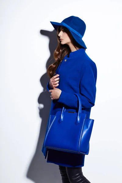 Högt Mode Porträtt Ung Elegant Kvinna Blå Rock Hatt Väska — Stockfoto