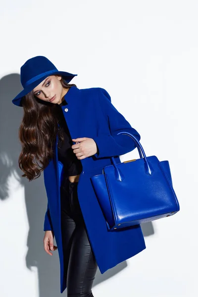 Retrato Alta Moda Mujer Joven Elegante Abrigo Azul Sombrero Bolso — Foto de Stock