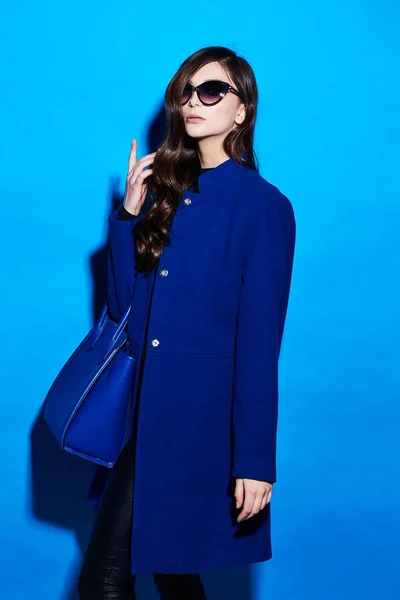年轻优雅女子的高级时尚肖像 蓝色外套 蓝色背景 — 图库照片