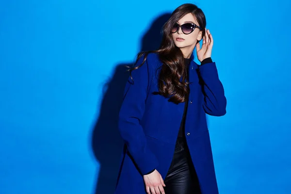 Retrato Alta Moda Jovem Mulher Elegante Casaco Azul Chapéu Saco — Fotografia de Stock