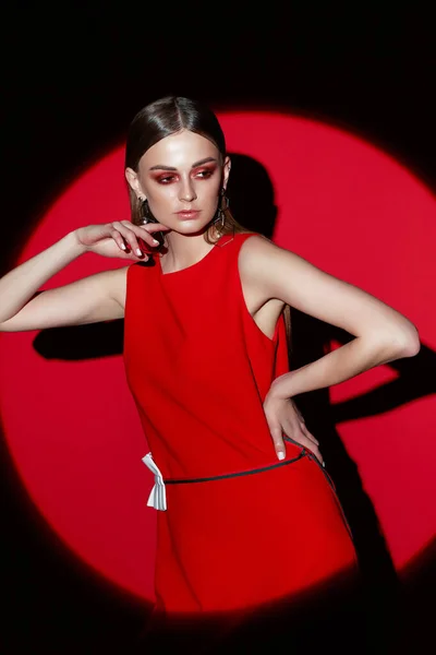 Μόδα Πορτρέτο Της Νεαρής Γυναίκας Κόκκινο Φόρεμα Κόκκινο Φόντο Προβολέας — Φωτογραφία Αρχείου