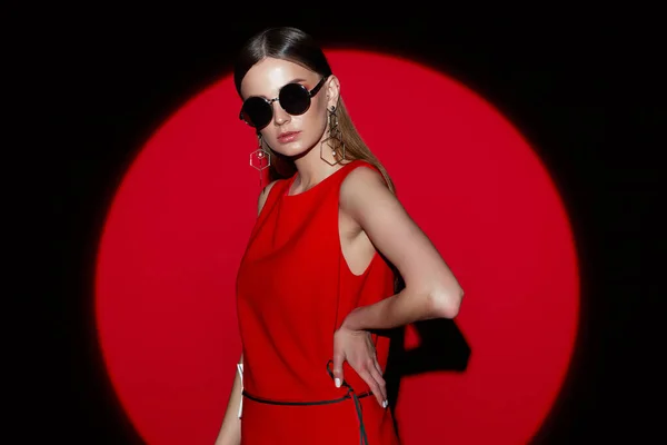 Retrato Moda Mujer Joven Vestido Rojo Gafas Sol Fondo Rojo — Foto de Stock