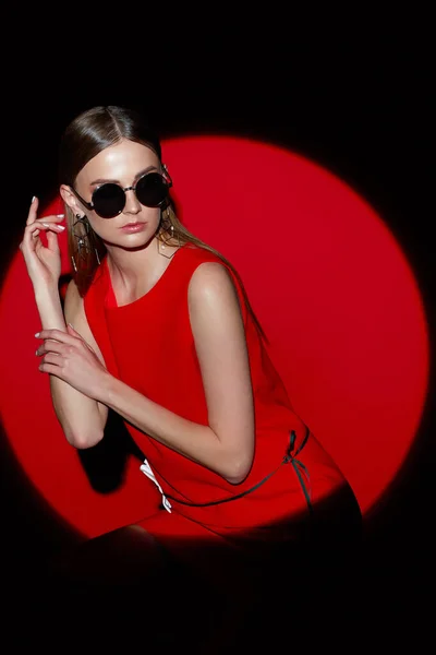 Kırmızı Elbiseli Genç Bir Kadının Moda Portresi Güneş Gözlüğü Kırmızı — Stok fotoğraf
