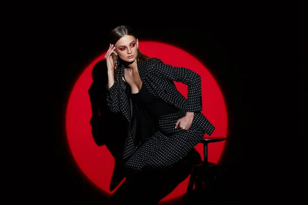 Retrato Moda Mujer Joven Traje Negro Guisantes Fondo Rojo Foco — Foto de Stock