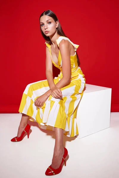 Modeportret Van Een Jonge Elegante Vrouw Gele Jurk Met Witte — Stockfoto