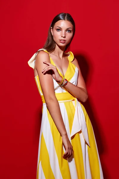 Retrato Moda Mujer Joven Elegante Vestido Amarillo Con Tiras Blancas —  Fotos de Stock