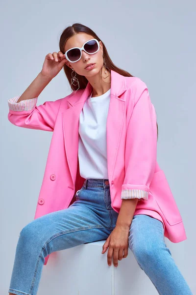 Mode Porträtt Ung Elegant Kvinna Rosa Jacka Blå Jeans Solglasögon — Stockfoto