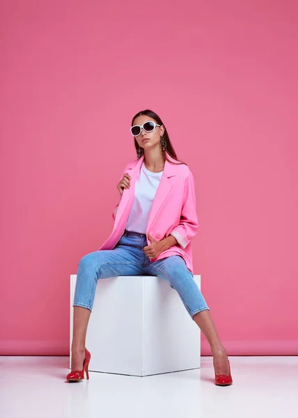 Модный Портрет Молодой Элегантной Женщины Розовая Куртка Синие Джинсы Солнечные — стоковое фото