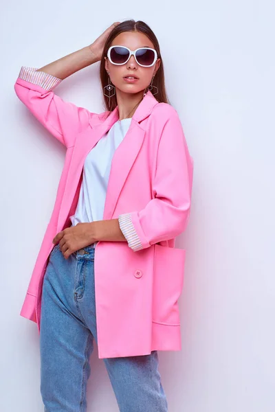 Modeportret Van Jonge Elegante Vrouw Roze Jas Blauwe Jeans Zonnebril — Stockfoto