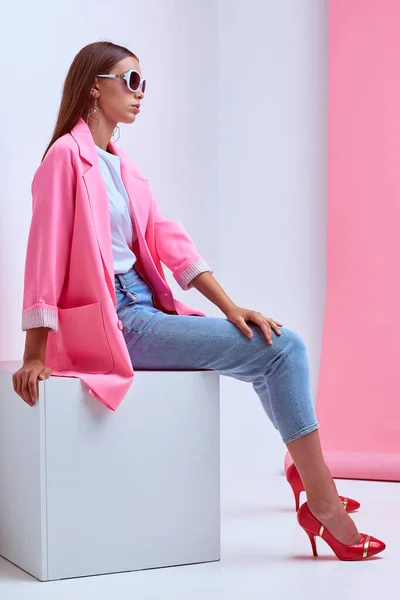 Mode Porträtt Ung Elegant Kvinna Rosa Jacka Blå Jeans Solglasögon — Stockfoto