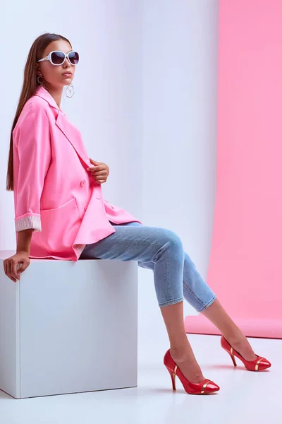 Модный Портрет Молодой Элегантной Женщины Розовая Куртка Синие Джинсы Солнечные — стоковое фото
