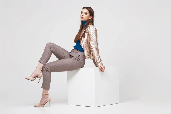 Mode Modell Guld Läder Jacka Poserar Studio Brunett Hår Bruna — Stockfoto