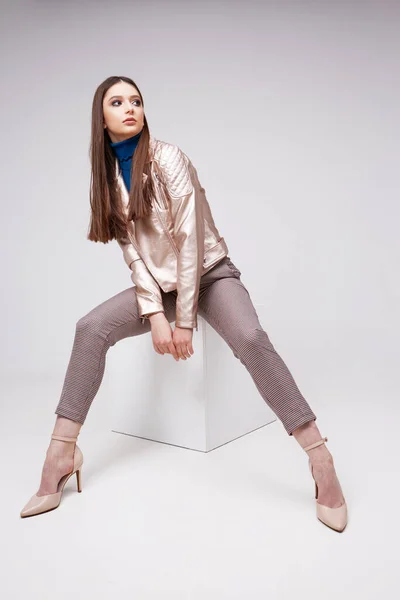 Modemodel Goldener Lederjacke Posiert Studio Brünette Haare Braune Hose Schuhe — Stockfoto