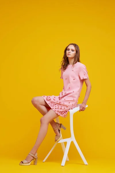 Красивая Молодая Женщина Розовом Платье Желтый Фон Студия Моды — стоковое фото
